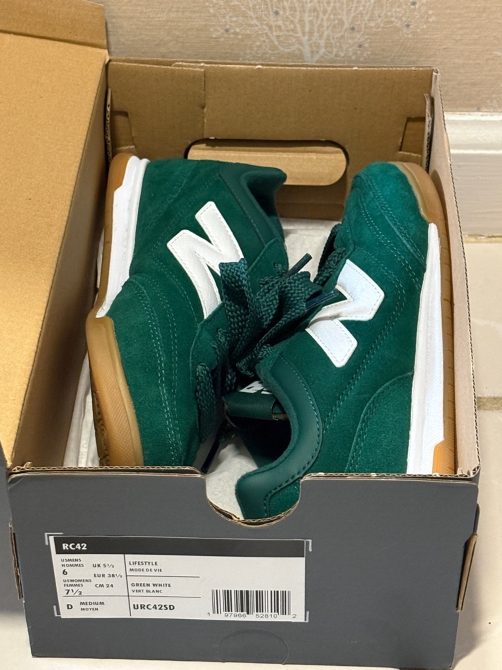 Super RARE New Balance Womens Green Suede Athletic Sneakers with White Accent - Picture 8 of 8